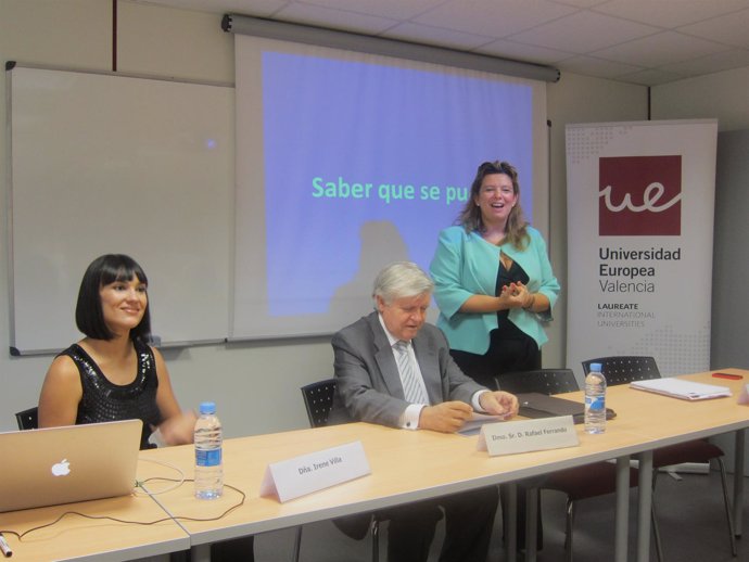 Irene Villa, a la derecha, antes de impartir su conferencia 