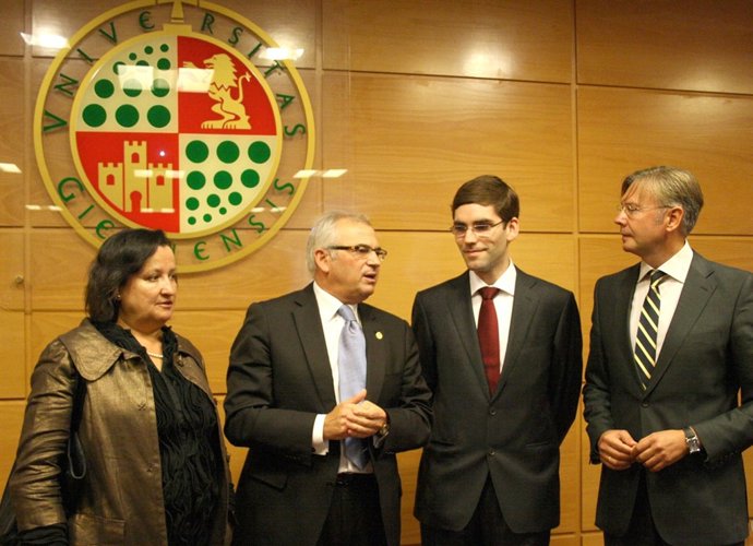 Tomás Palacios (2º por la dcha.) en el reconocimiento que le ha ofrecido la UJA.