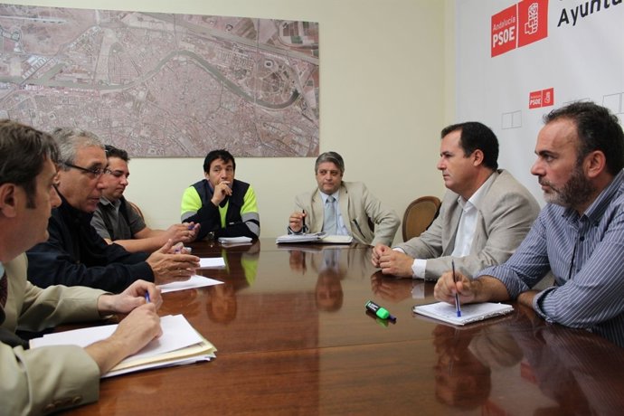 El socialista Juan Carlos Cabrera con asociaciones de parados PM40 y ASIC