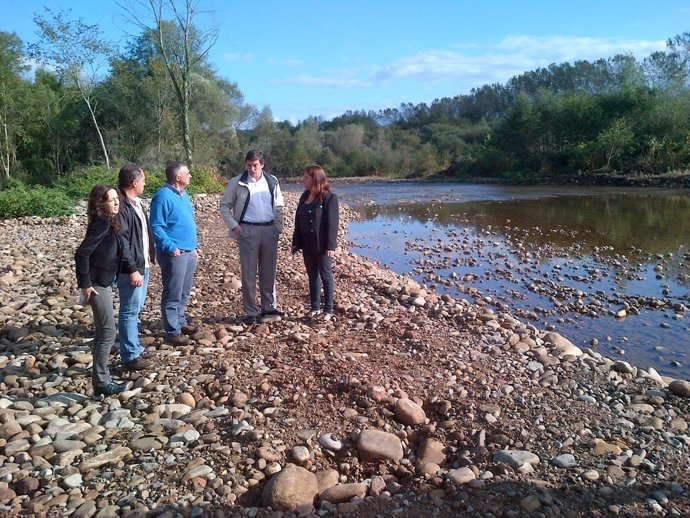 Responsables CHN y del Ayuntamiento de Cabezón de la Sal  visitan las obras 