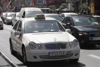 El PSOE considera "injusta" para "un gran número de usuarios" la tarifa fija de taxi al aeropuerto