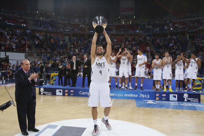 Felipe Reyes Real Madrid alzando la Supercopa