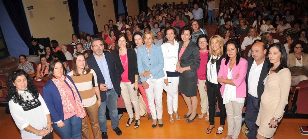 Autoridades yparticipantes en el acto dedicado a las mujeres rurales