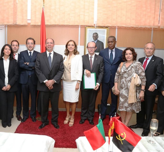 Fima del contrato con el Instituto Geológico de Angola