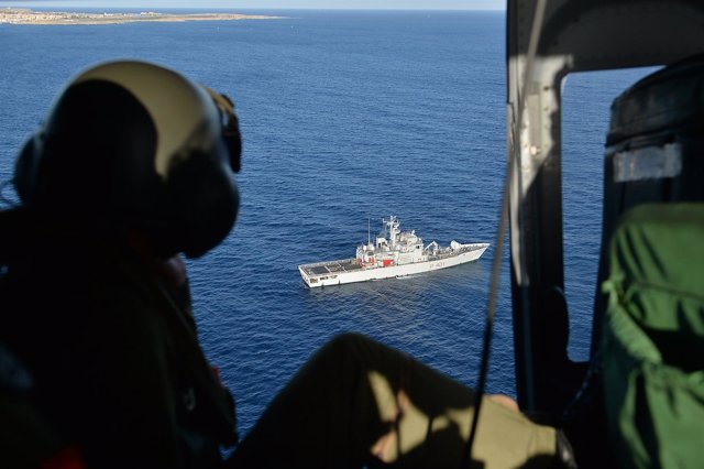 Buques y helicópteros de la Marina italiana buscan inmigrantes
