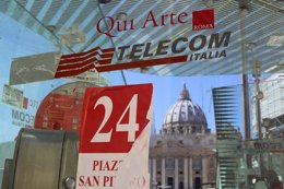 Una cabina telefónica de Telecom Italia frente a la basílica de San Pedro en Rom