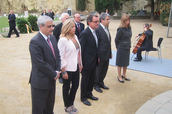 G.Gordó, J.Ortega, Artur Mas, F.Homs e I.Rigau, ante la tumba de Companys
