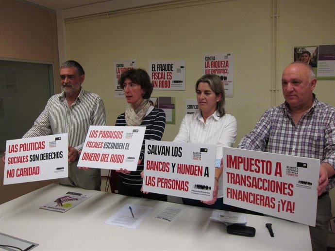 Los representantes de la Plataforma exhiben algunos lemas de la Semana