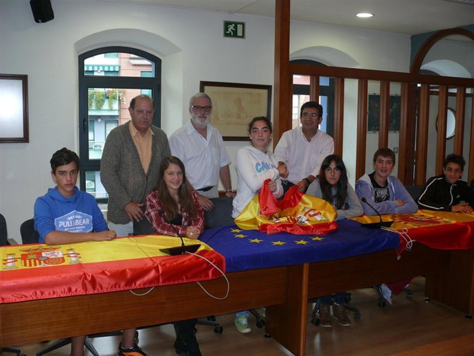 Cortina con alumnos del colegio Puente III