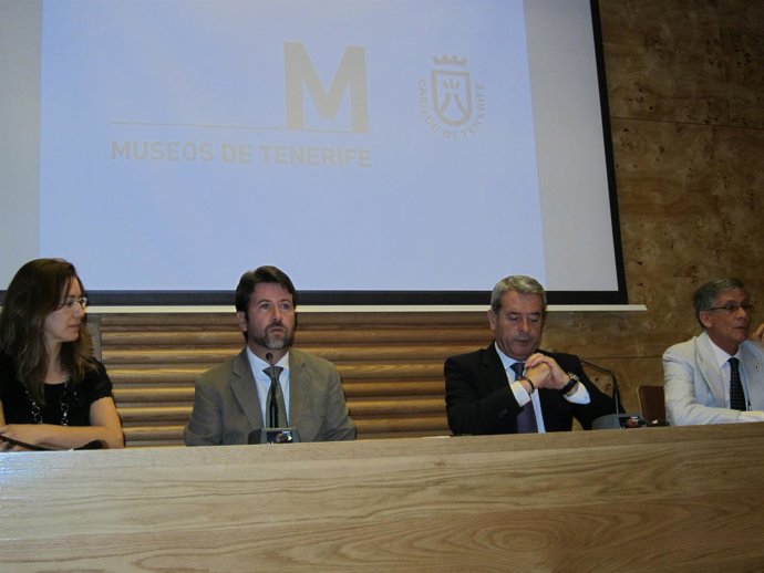 Alonso (c), en rueda de prensa