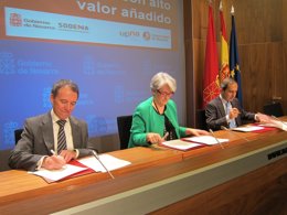 Lafuente, Goiocechea y Sánchez-Tabernero en la firma de los convenios