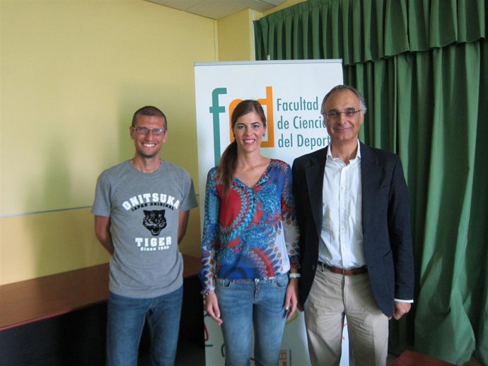 El Atleta Pablo Villalobos Y Los Profesores Jiménez Y Castillo