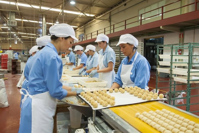Fabricación de mantecados en Estepa.