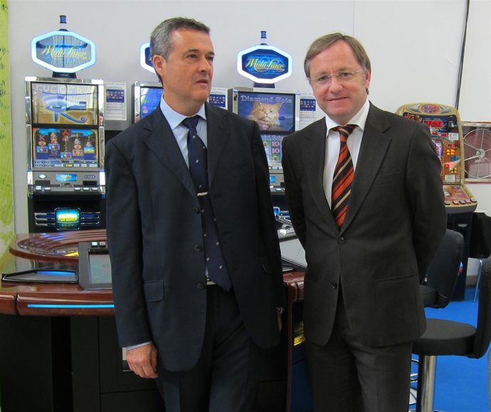 Moragues (dcha.) en la jornada inaugural de Expojoc.