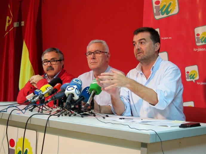 Luis Segura (i), junto a Cayo Lara y Antonio Maíllo el pasado viernes en Jaén.