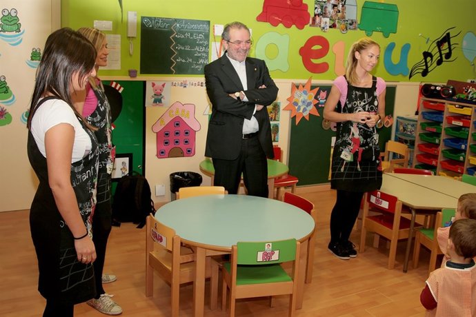 El presidente de la Diputación Lleida Joan Reñé, en la guardería de Fondarella