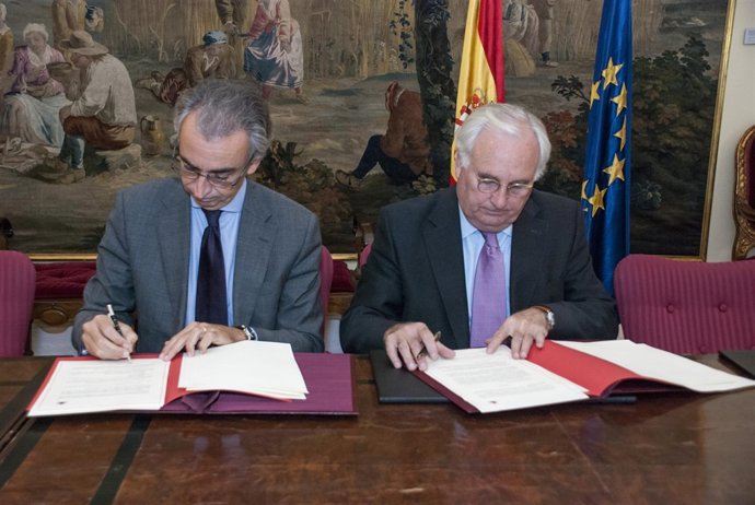 Firma del acuerdo  entre Hacienda y Exteriores pare el NIF de no residentes