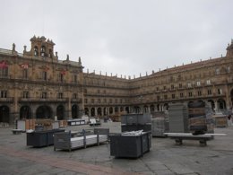 Montaje de casetas para la Feria del Libro Antiguo y de Ocasión .