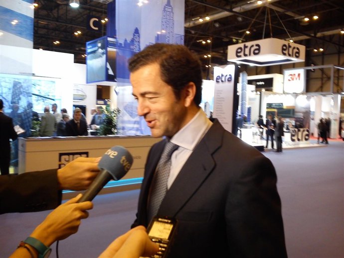 El consejero de Transportes atiende a los medios de comunicación