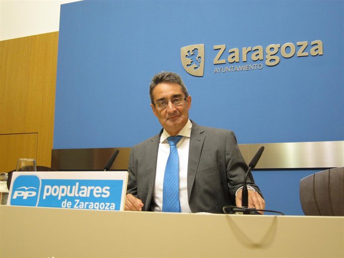 El concejal del PP, Julio Calvo, en el Ayuntamiento de Zaragoza