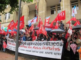 Unos 200 empleados públicos se concentraron con motivo de la reunión