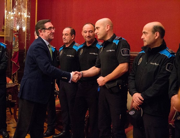 Ángel Currás homenajea a los cuerpos de seguridad que actuaron en Angrois