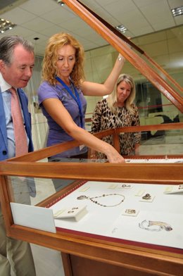 Una empresaria muestra su expositor a Gutiérrez y Gómez