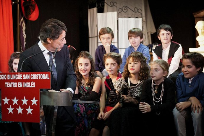 GONZÁLEZ ASISTE A UNA OBRA DE TEATRO EN INGLÉS DE ALUMNOS DE UNO DE LOS 318 COLE