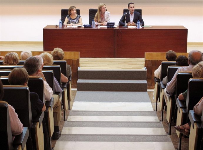 La vicerrectora de Extensión Universitaria de la UMA y el delegado Daniel Pérez