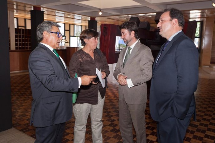 Santos, Alonso y Fernández, antes de la reunión