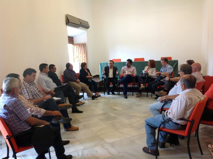 Heredia se reúne con asociaciones de agricultores en Vélez-Málaga