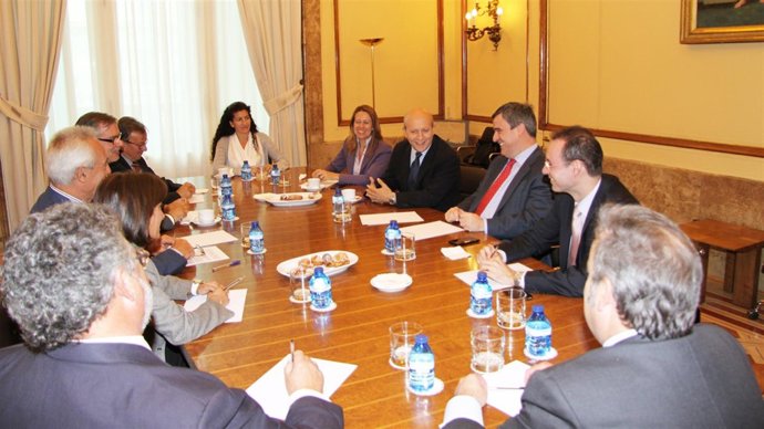 Wert, Cardenal y Muñoz, reunidos con AFEDES