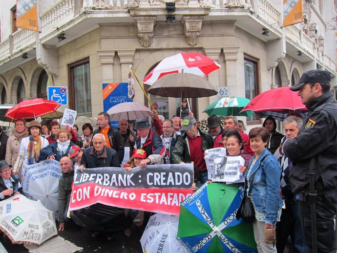 Afectados por preferentes de Caja Cantabria 