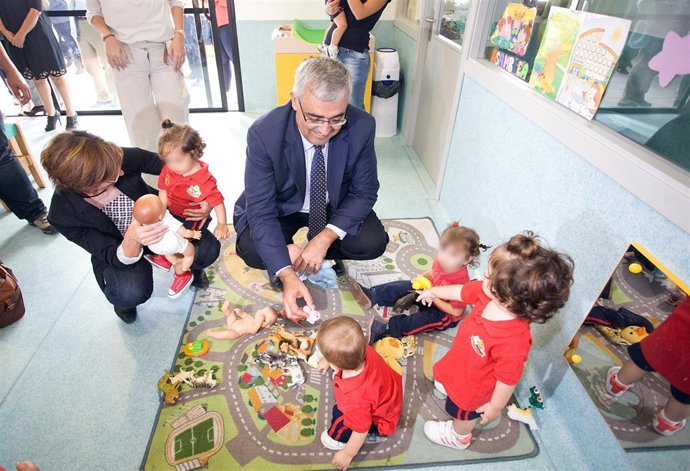 El rector de la US, Antonio Ramírez de Arellano, inaugura la escuela infantil