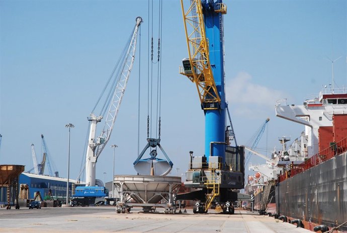 Descarga de mercancías en el Puerto de Tarragona