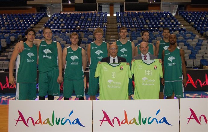 Unicaja presenta promoción andalucía en camisetas por Euroliga García y Artacho