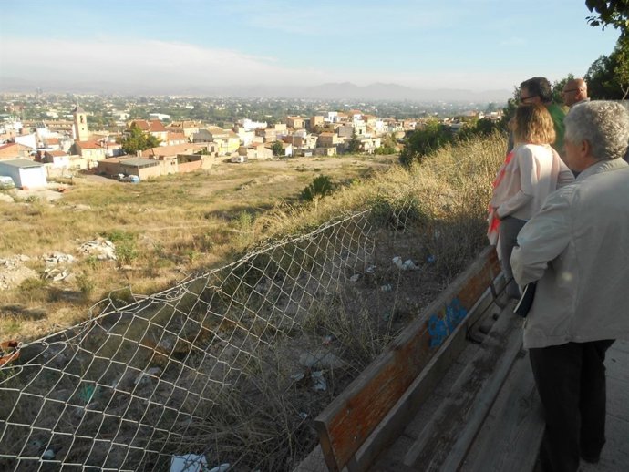 Solar lleno de escombros y basura