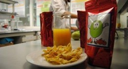 Aperitivo saludable de manzana y zumo de mandarina.