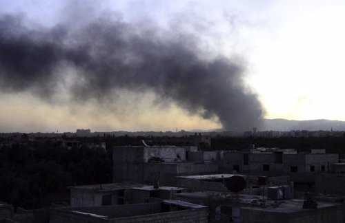 Una columna de humo se elevaba el domingo en el distrito de Qaboun, en Damasco.