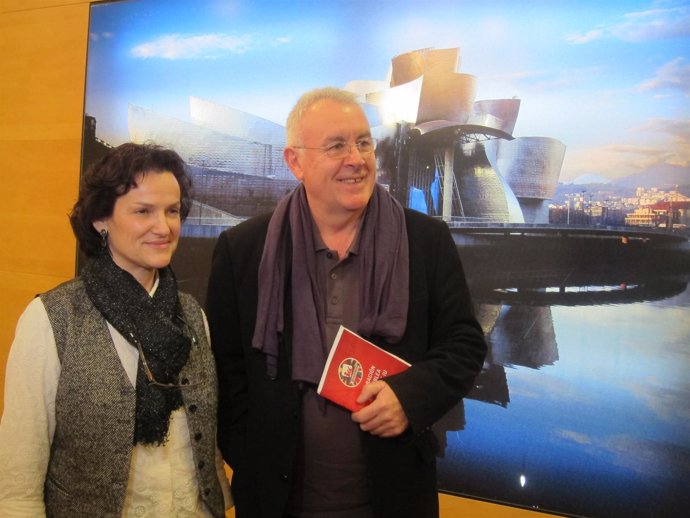 Cayo Lara en una visita a Bilbao con la coordinadora de Ezker Anitza
