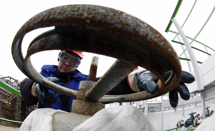 El barril de petróleo Brent cayó el martes casi un 2 por ciento tras su mayor re