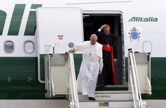 El Papa Francisco y el Cardenal Bertone descienden del avión que los trajo de Br