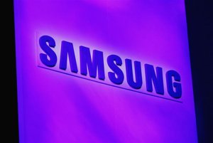 Imagen de archivo del logo de Samsung exhibido en un conferencia de prensa en la