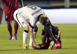 Aron Johansson trata de consolar al panameño Quintero