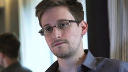 Imagen de archivo del ex contratista estadounidense Edward Snowden en un hotel d