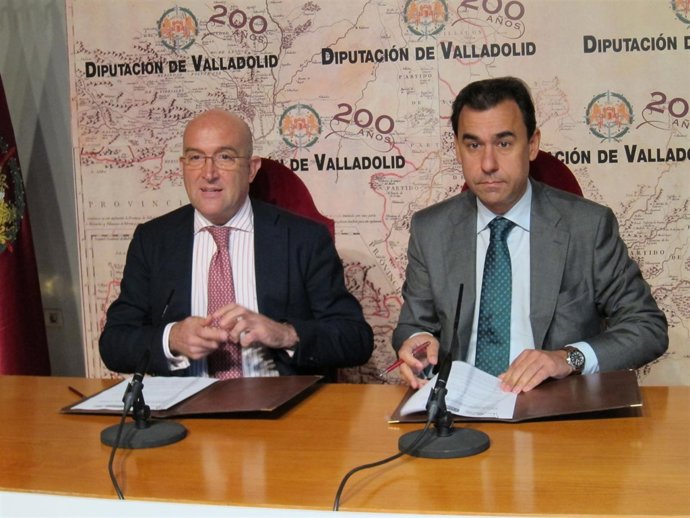 Jesús Julio Carnero y Fernando Martínez Maíllo, en la firma del convenio.