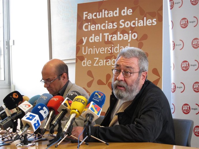 El secretario general de UGT, Cándido Méndez, en rueda de prensa en Zaragoza