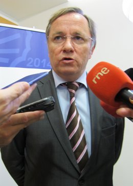 El conseller Juan Carlos Moragues atiende a los periodistas.