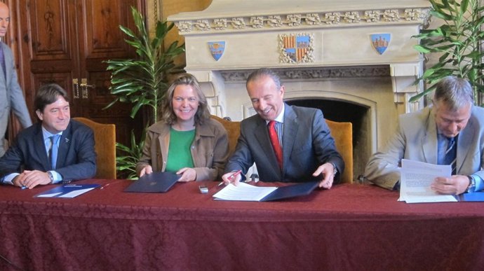 Salom y Delgado en firma de un protocolo sobre el PIA