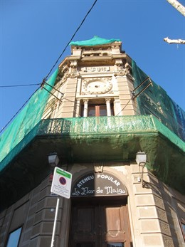 Fachada del ateneo Flor de Maig, ocupado desde octubre tras su cierre en mayo